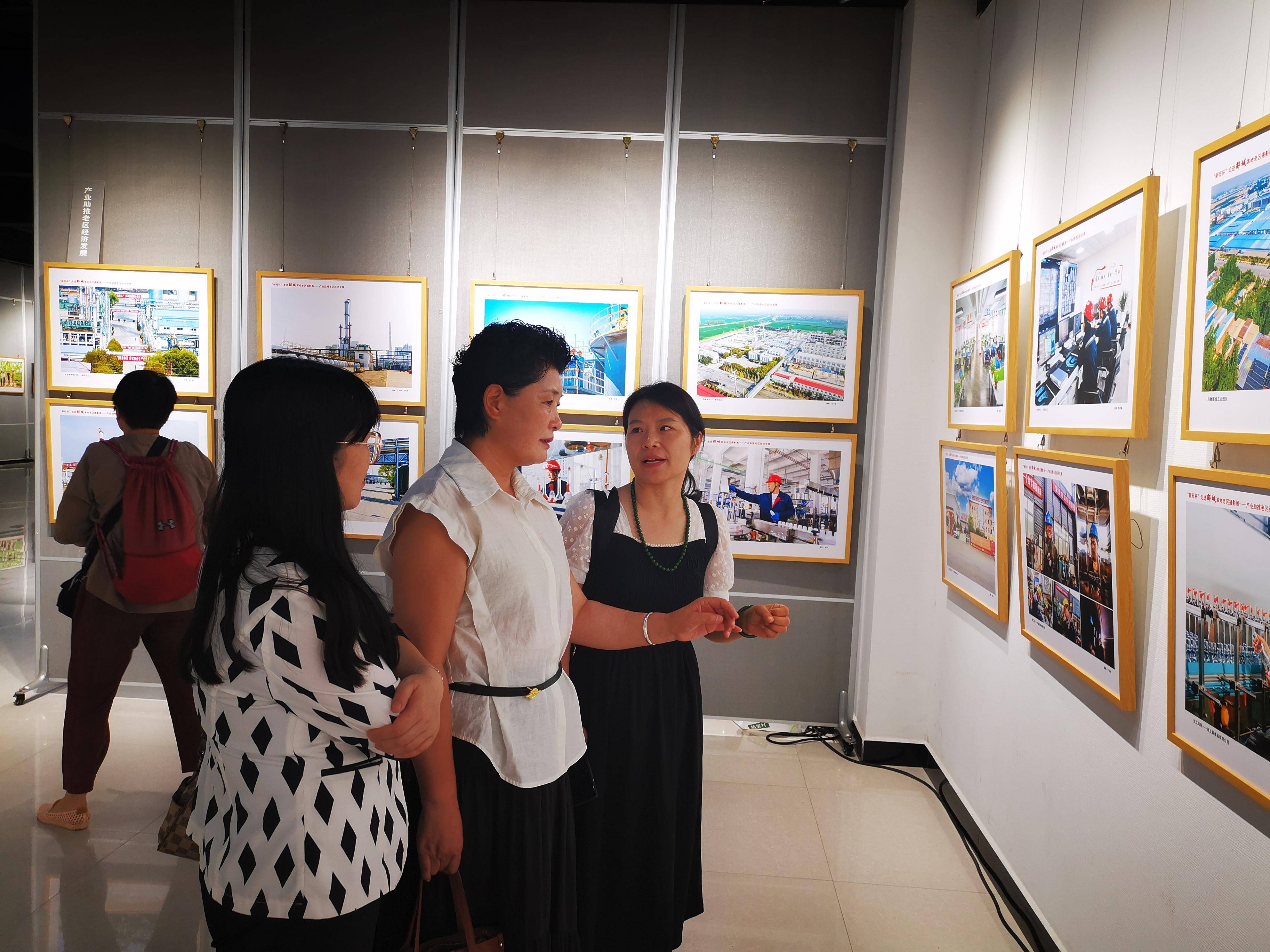 漯河市郾城区:举办走进郾城革命老区摄影展活动