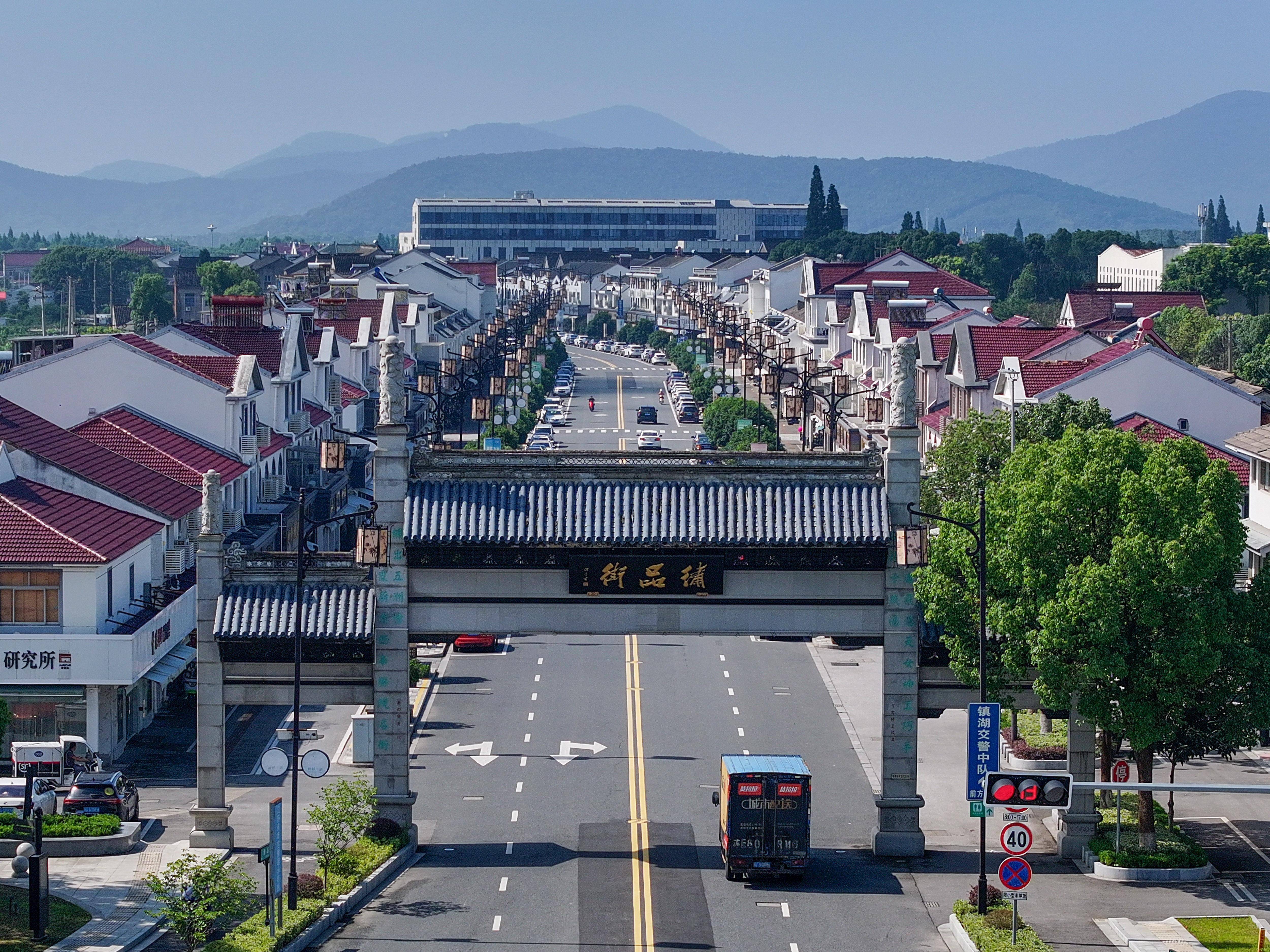 探访苏州苏绣小镇:一枝独"绣"传经典_新华社_李博_镇湖街道