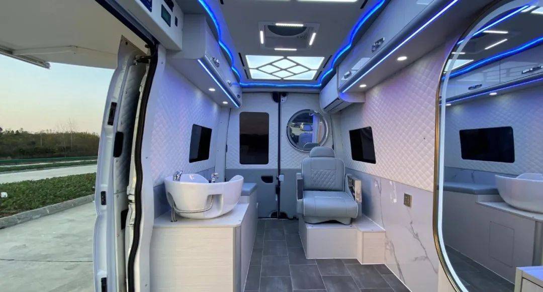 美发房车齐聚一堂,带上梦想一起去远方!