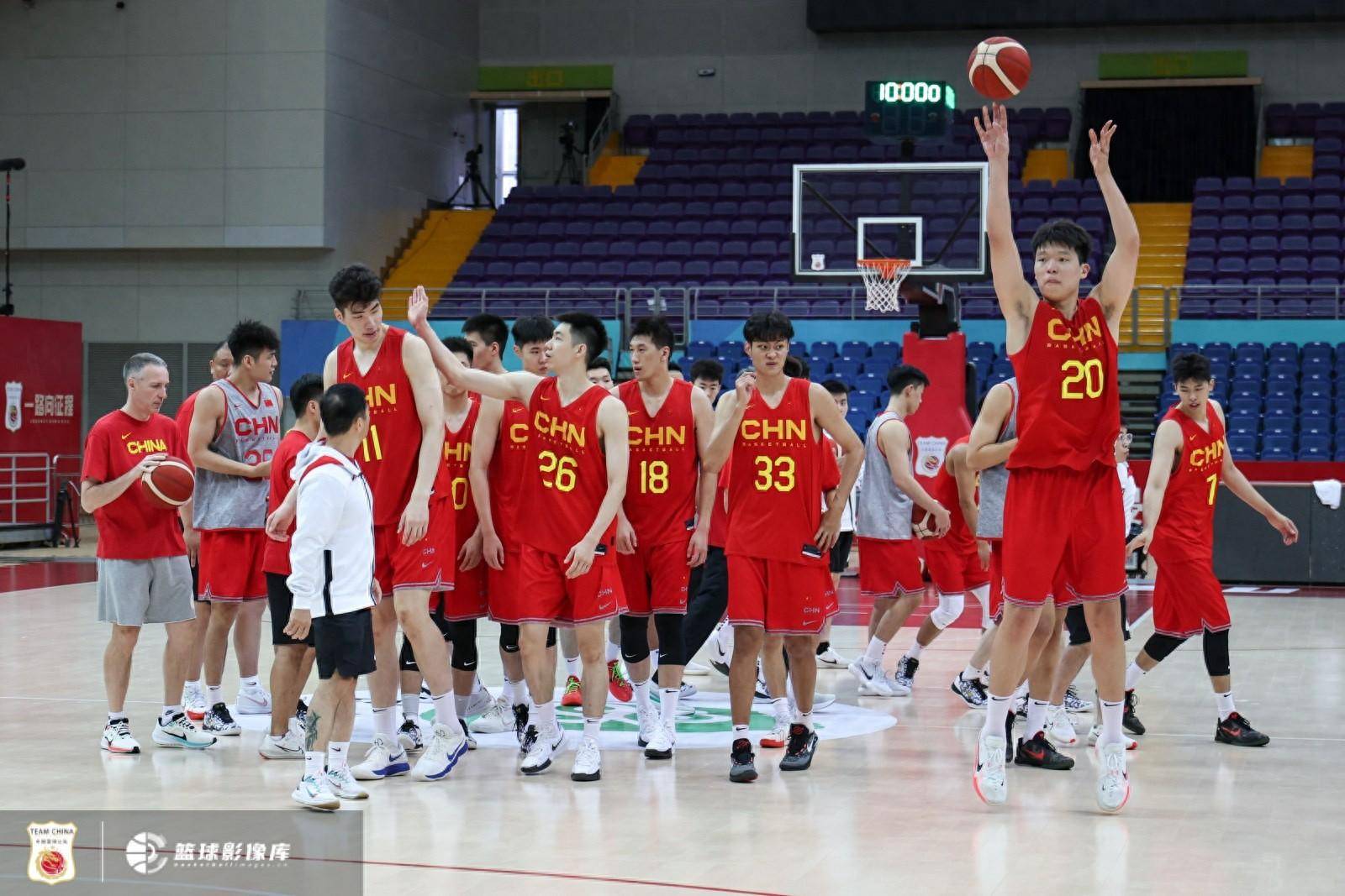 中国男篮在夏季联赛表现如何？阿联跳投绝杀 周琦艾伦齐发力取胜