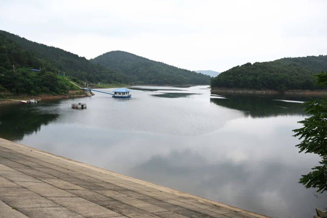 近期,万店镇降水量保持平稳,两河口水库正常运行,在水库防汛物资仓库