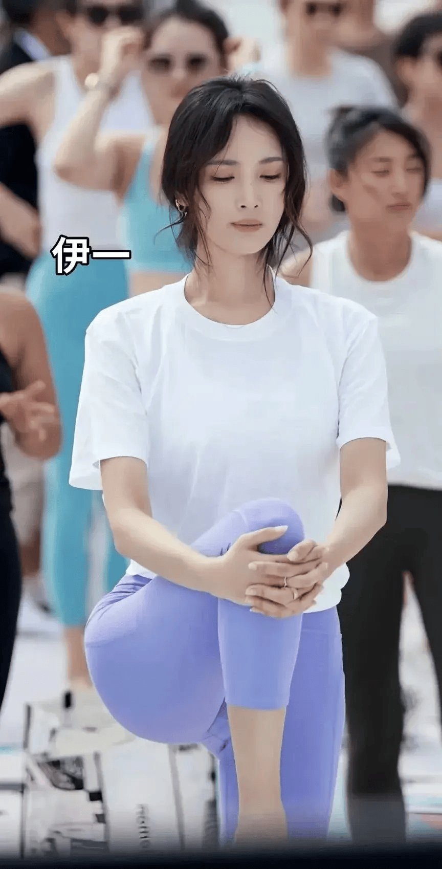 女明星穿瑜伽裤,大方展示身材,看看谁更卷?