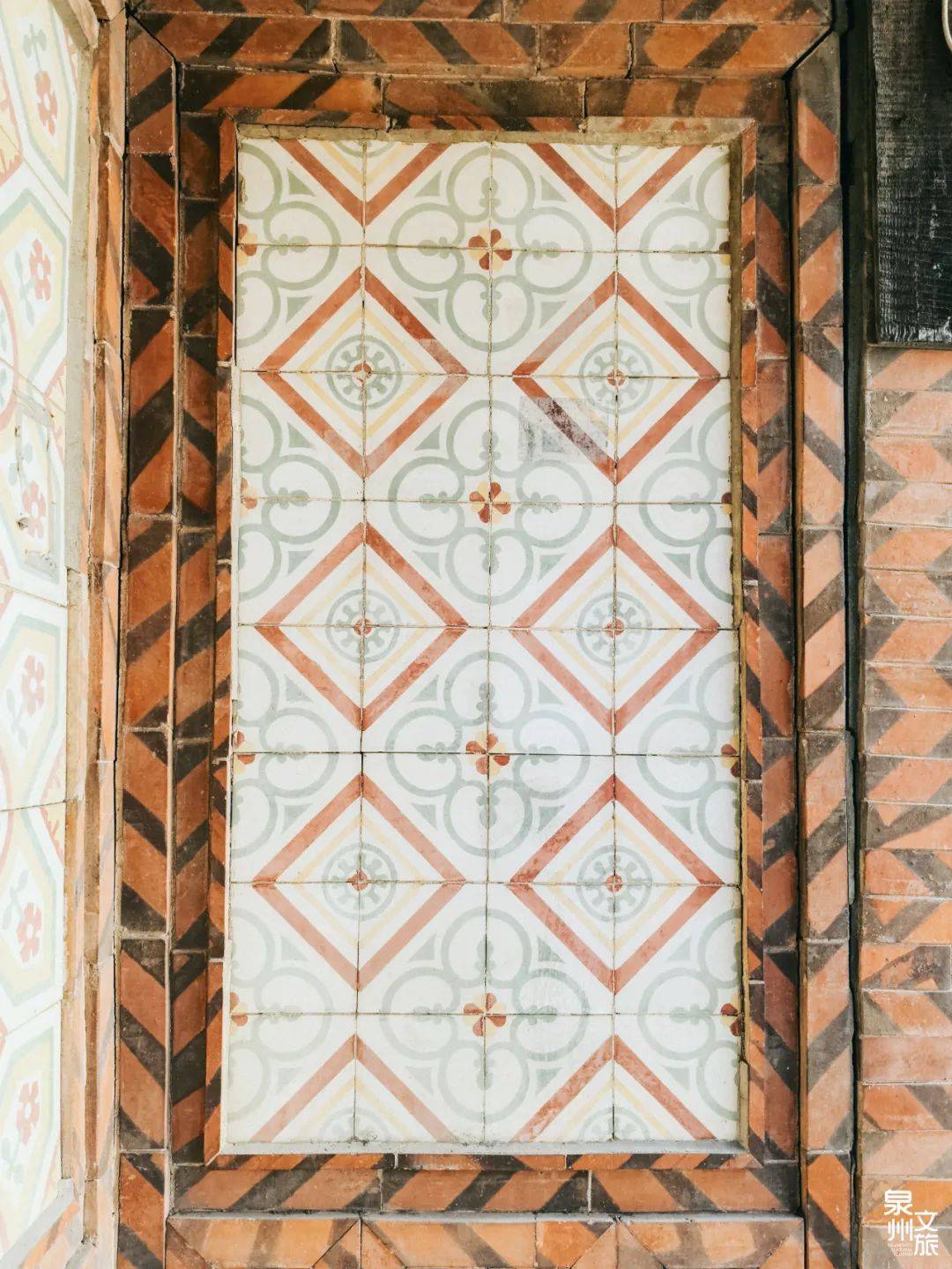 花砖上是印度教象头神图案,象头人身,十分有趣.蚵壳墙滨海之韵