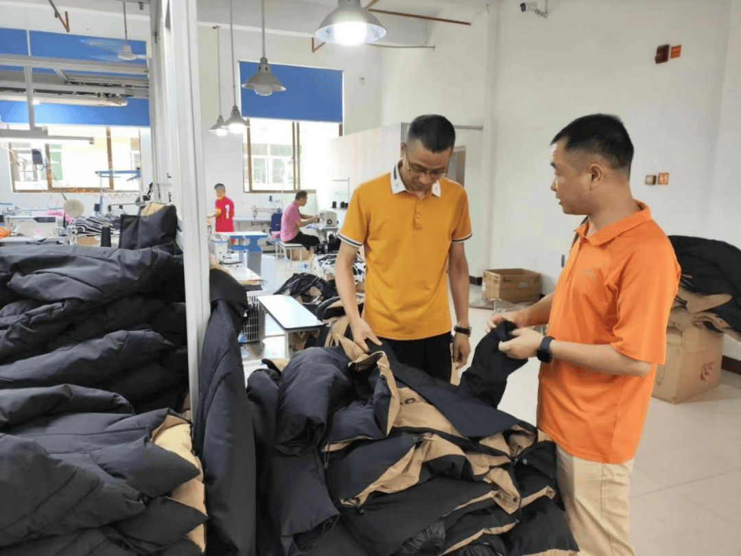 7月5日,涂坊镇项目专班实地走访海森纺织科技有限公司,全面把握企业