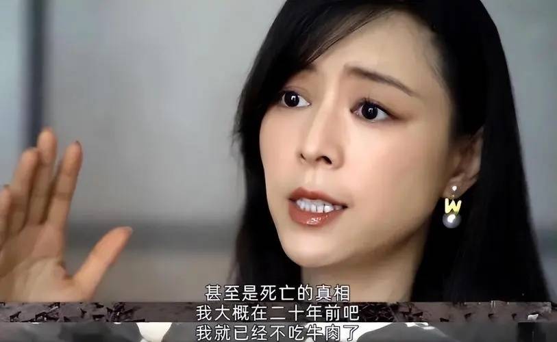 今年44岁的张静初是中国内地影视女演员,曾参演过《花腰新娘》《门徒