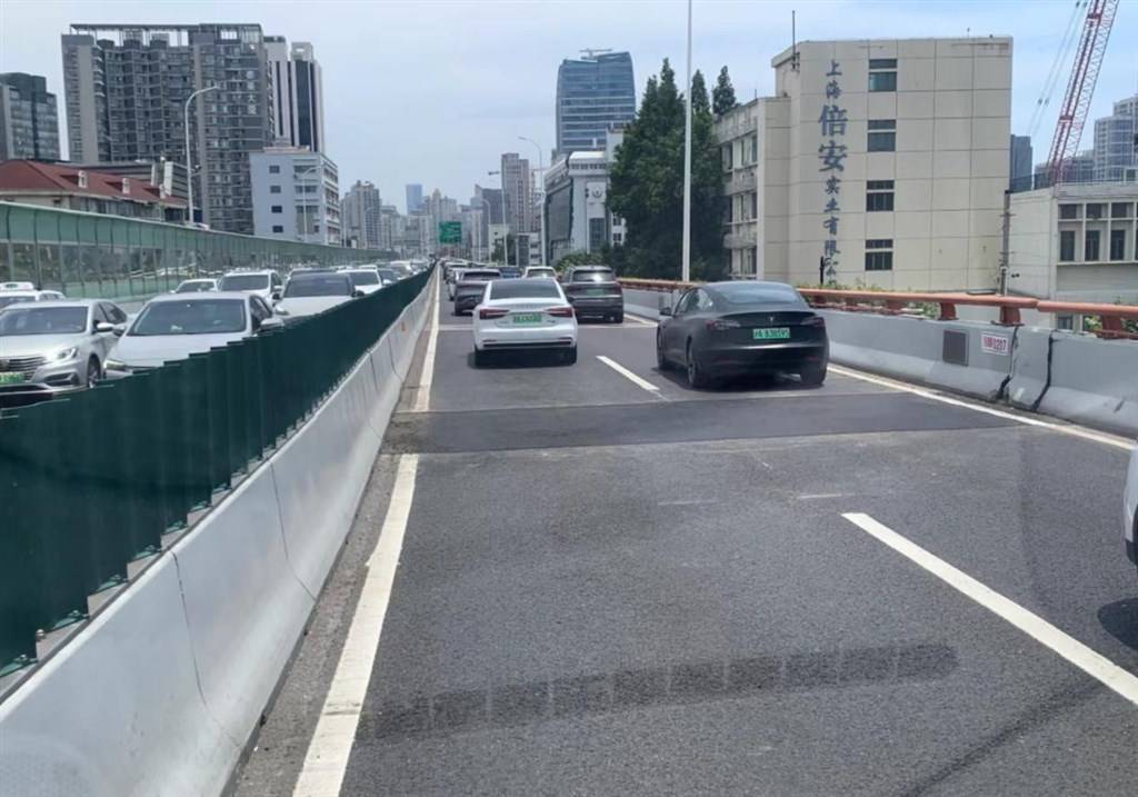 养护单位:持续高温导致路面起拱,"申"字型高架共发现4处,均已及时抢修