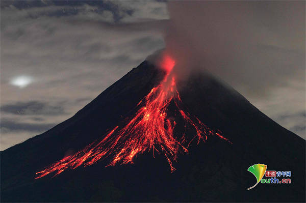 印尼默拉皮火山喷出滚滚岩浆