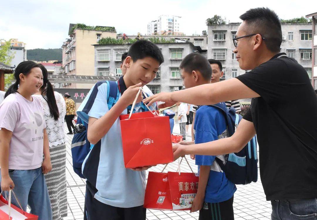 爱心企业向道真部分学校捐赠2万余盒学生饮用奶