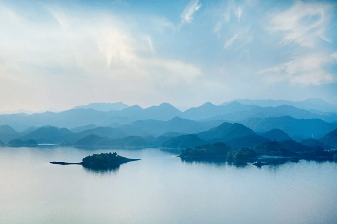 千岛湖东南湖区岛屿众多,泛舟湖面,十分惬意,是融自然生态与保健养生