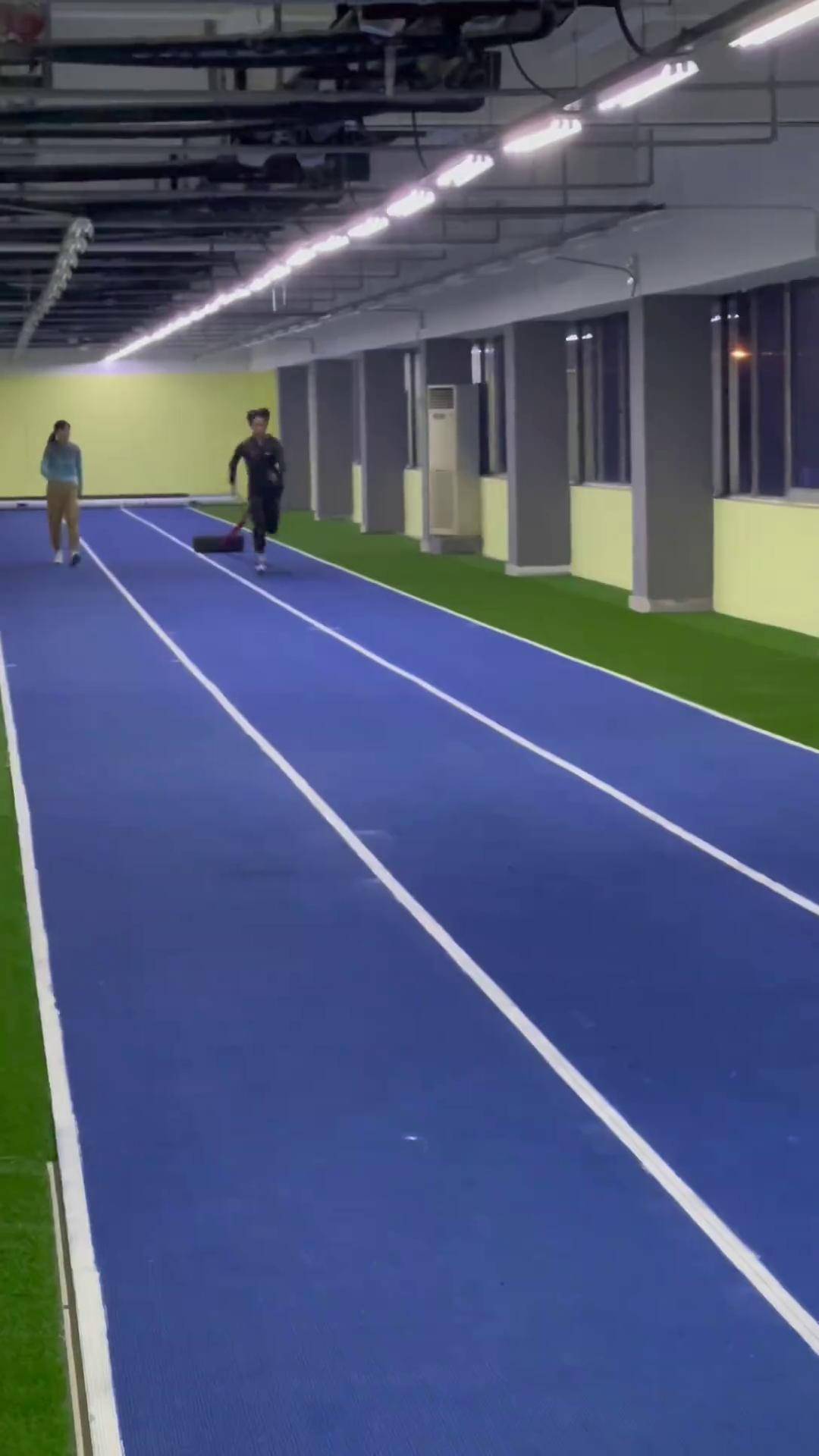 有个室内跑道是多么重要,朴实无华的训练技巧拖轮胎