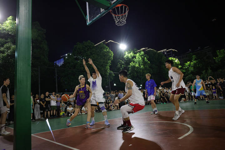 浙江温岭:俄罗斯姑娘乡村篮球场打球引热潮