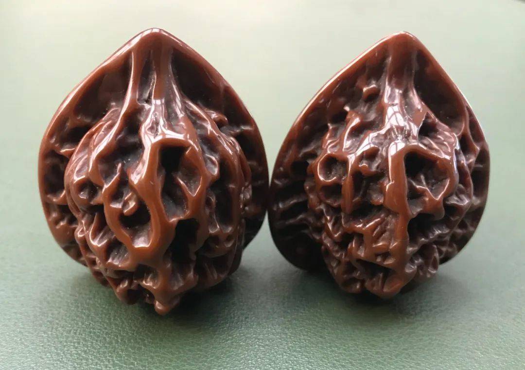 蛤蟆头盘出镜子面的效果,只因他用了这个办法!_武盘_核桃_文玩
