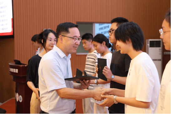 衢州博文中学校长祝凌宇为博文校区新生代表颁发录取通知书.