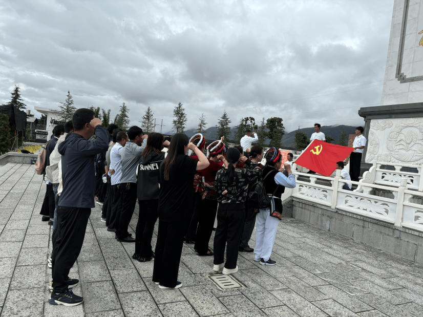 活动当天清晨,大家到达此次游学的第一站——大理市烈士陵园