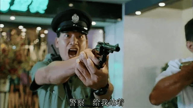 香港警方以国产手枪取代左轮,点三八成历史,殖民地遗毒必须清除