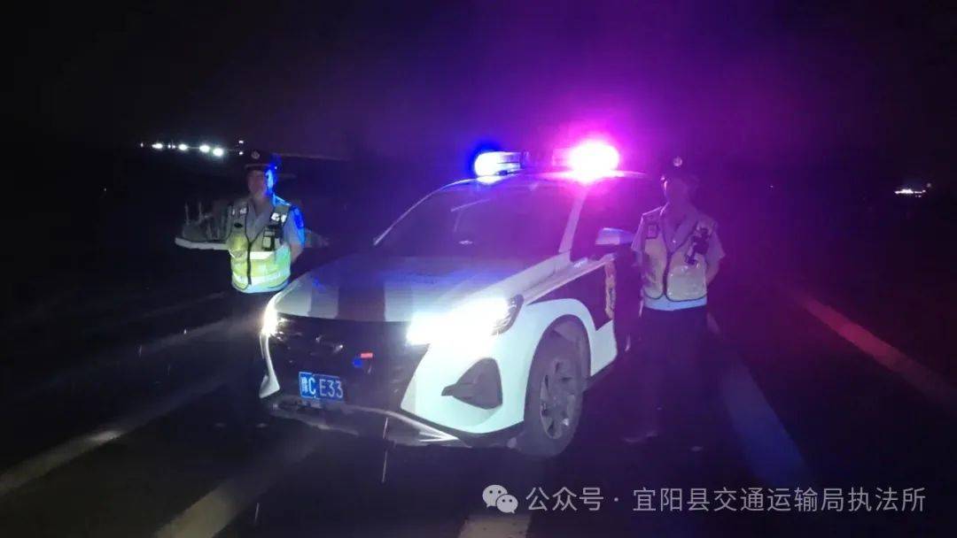 通过夜间联合行动,重拳打击了违法超限运输车辆,提高了联合行动的震慑