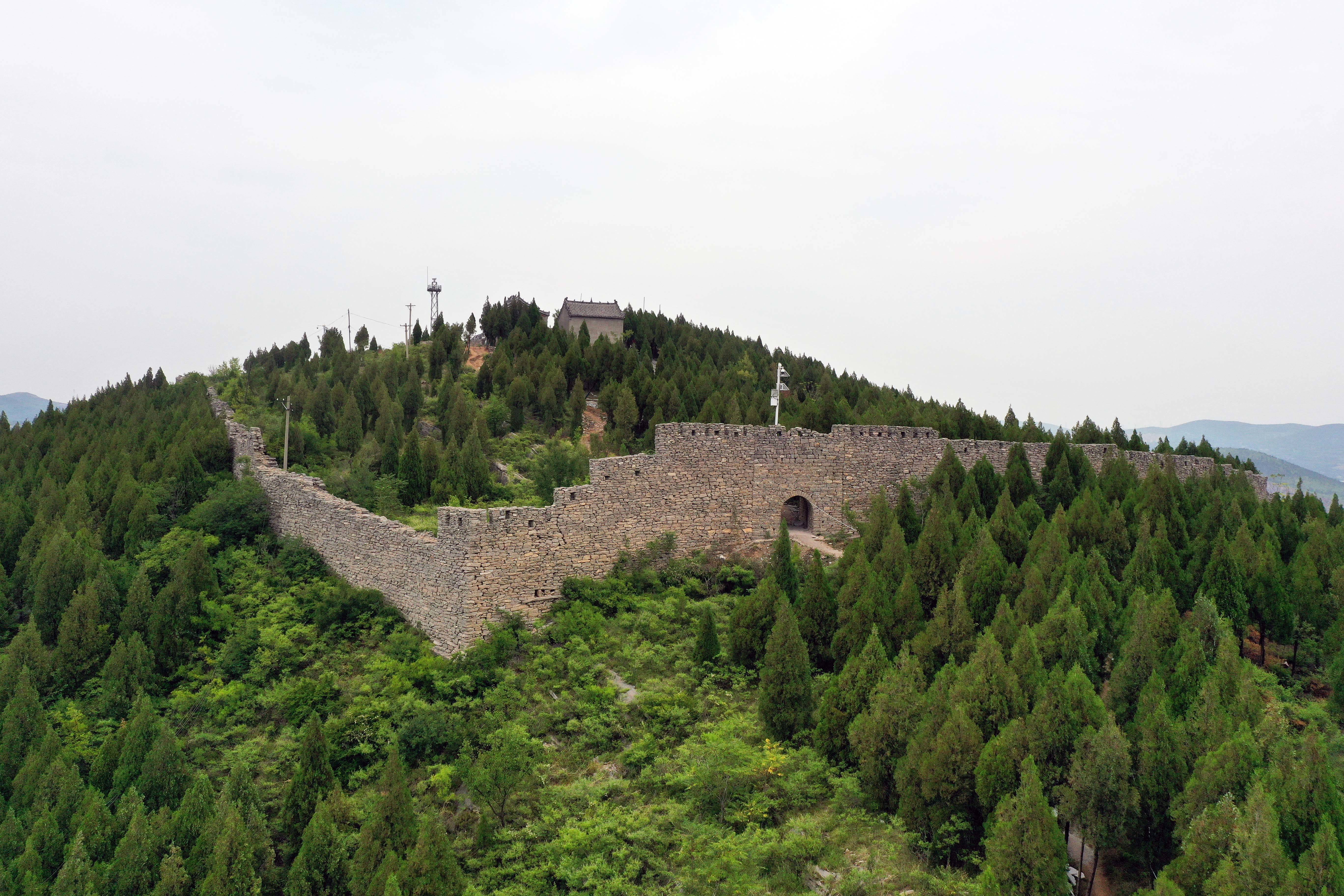 掩映在大山中,这段长城从今黄河北岸的原阳县经郑州东向西南,顺岭穿行