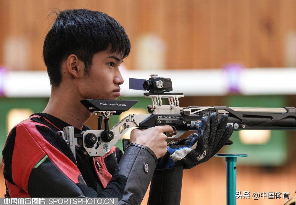 射击运动员盛李豪在训练中射击运动员姜冉馨在训练中射击运动员李雪在