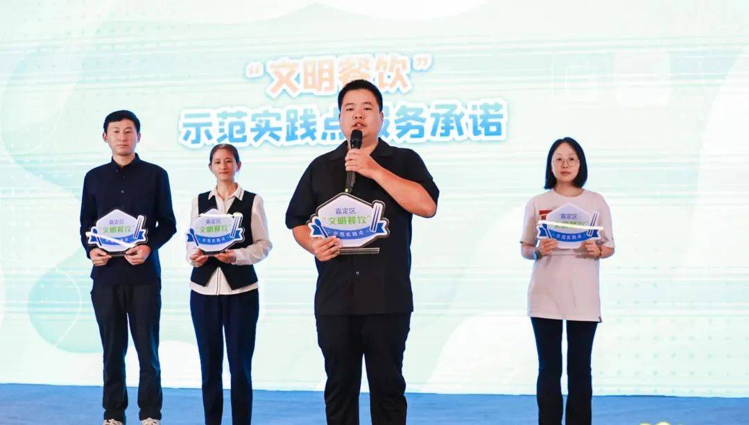 深入推广使用"公筷公勺",规范餐饮单位服务行为和文明礼仪的服务规范