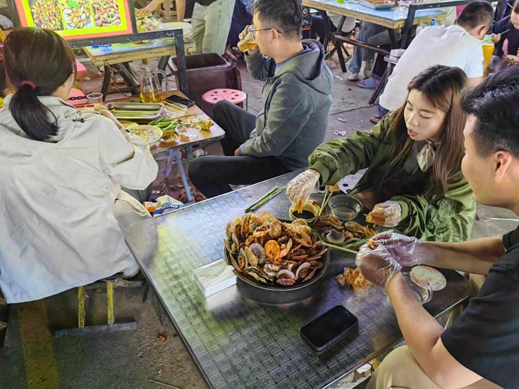 🌸湖北日报【2024澳门资料免费大全】_海报观察丨变身婚车、运营食堂，城市公交的跨界与新生