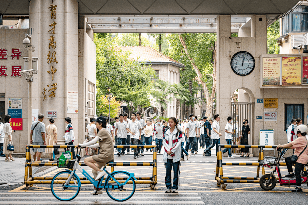 武汉育才美术高中校服图片