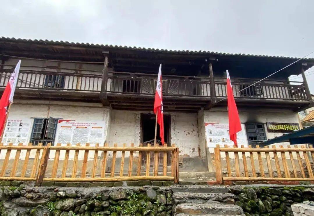 卧龙"彩虹瀑布"景点▲云海深处的卧龙村卧龙村位于茶陵县北端,与