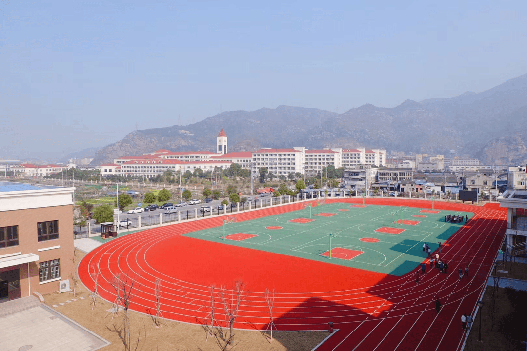 塑料跑道,室外篮球场学校名称:瑞安市塘下镇罗凤中学学校地址:瑞安市