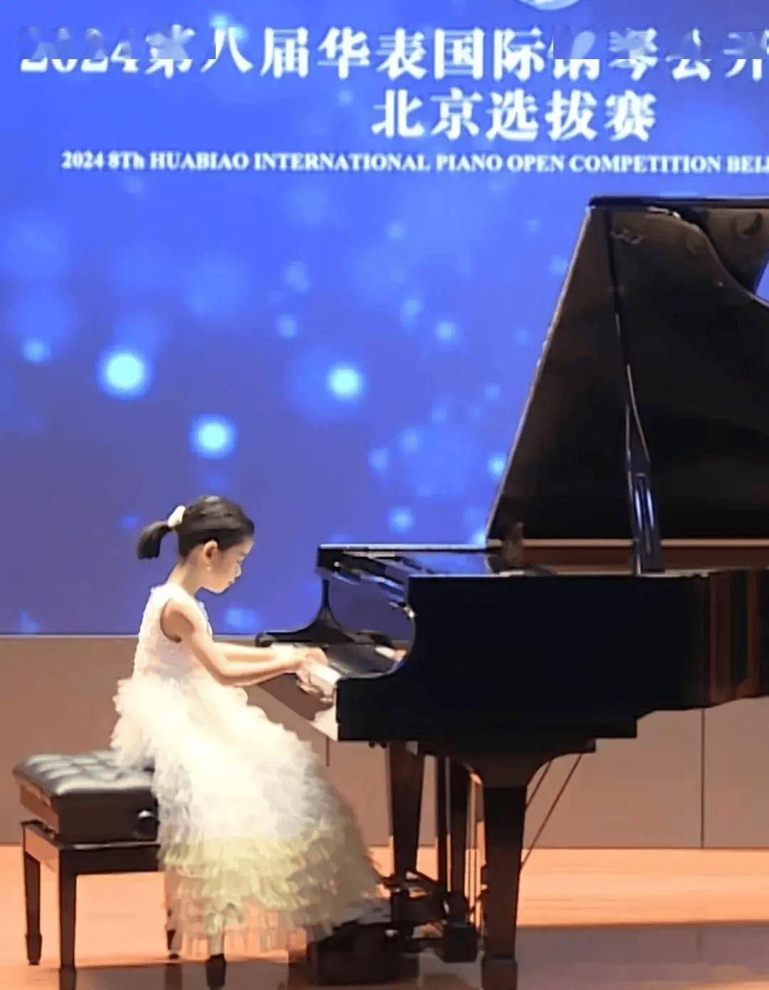 小李琳女儿钢琴比赛拿一等奖!经超全程陪练,小年糕晒奖牌太争气