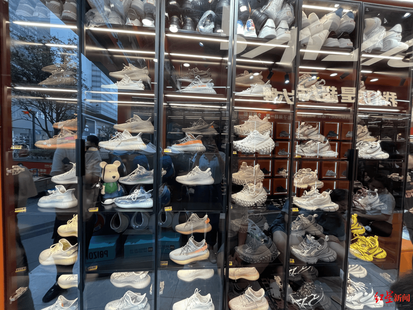 椰子鞋299元,连锁鞋店莆田来了打出口号"我们就是超大牌" 律师:侵权