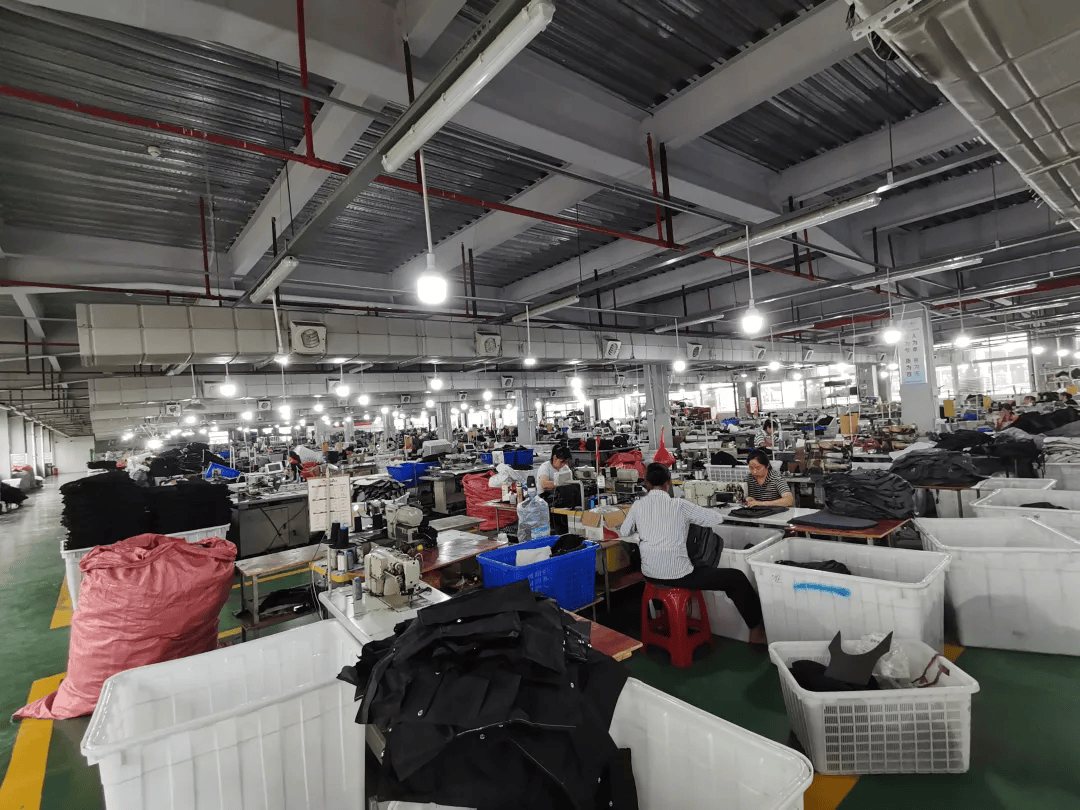 "阳光箱包生产经理罗彬看着忙碌的车间高兴地说道,"截至目前,已经完成