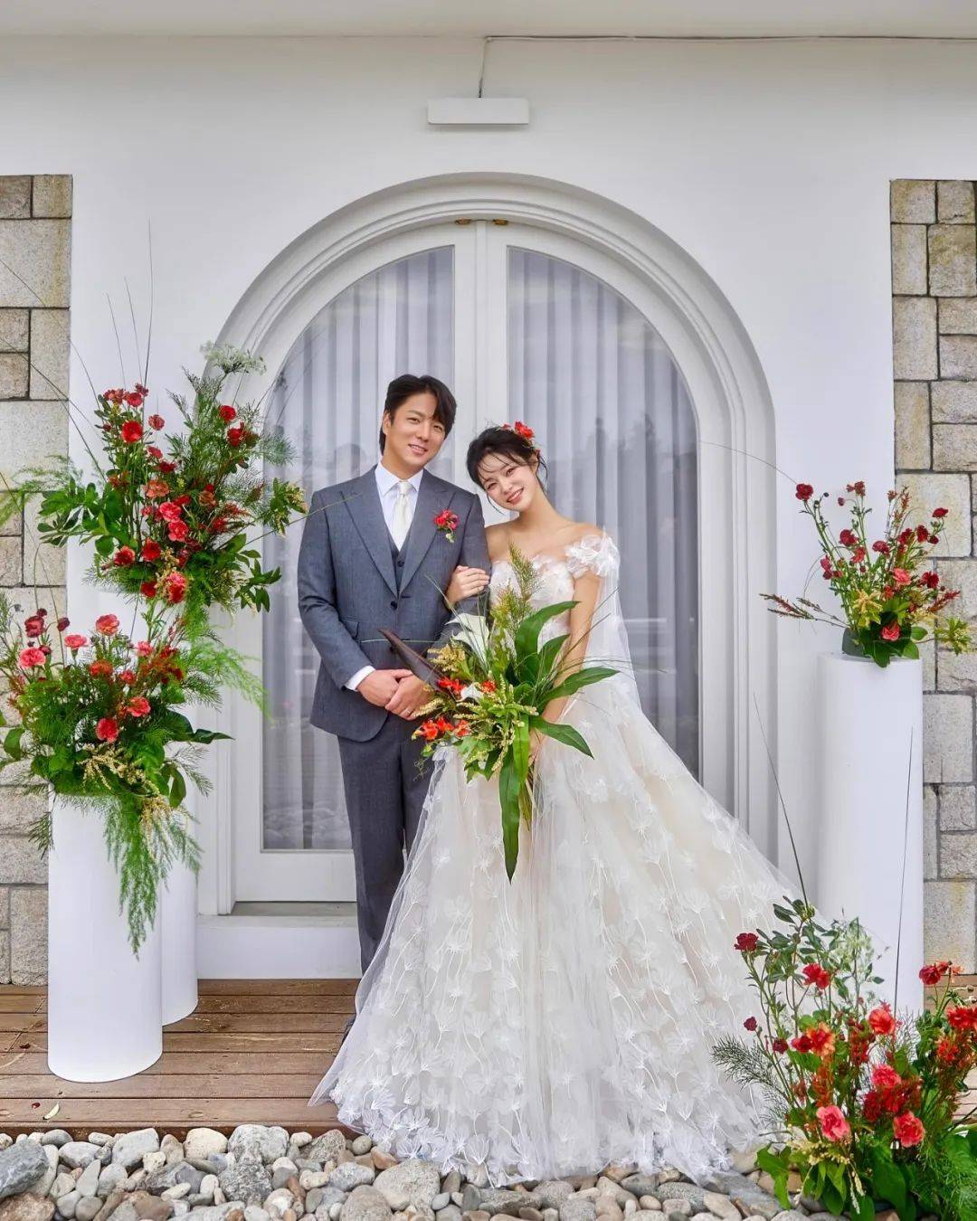 又一位现年36岁韩国女星晒出婚纱照
