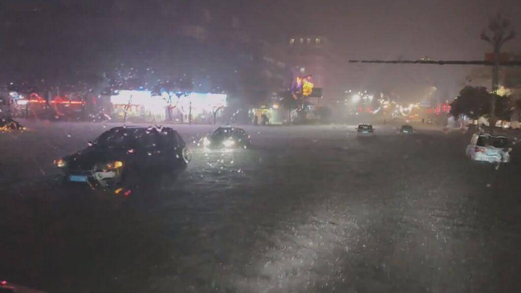 暴雨来袭 自贡消防紧急出动排涝救援