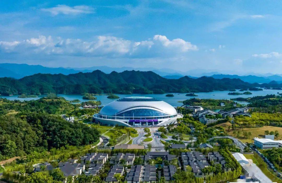 这是一家落户千岛湖鲁能胜地5a景区内,隐于山水之畔,坐拥湖光山色.