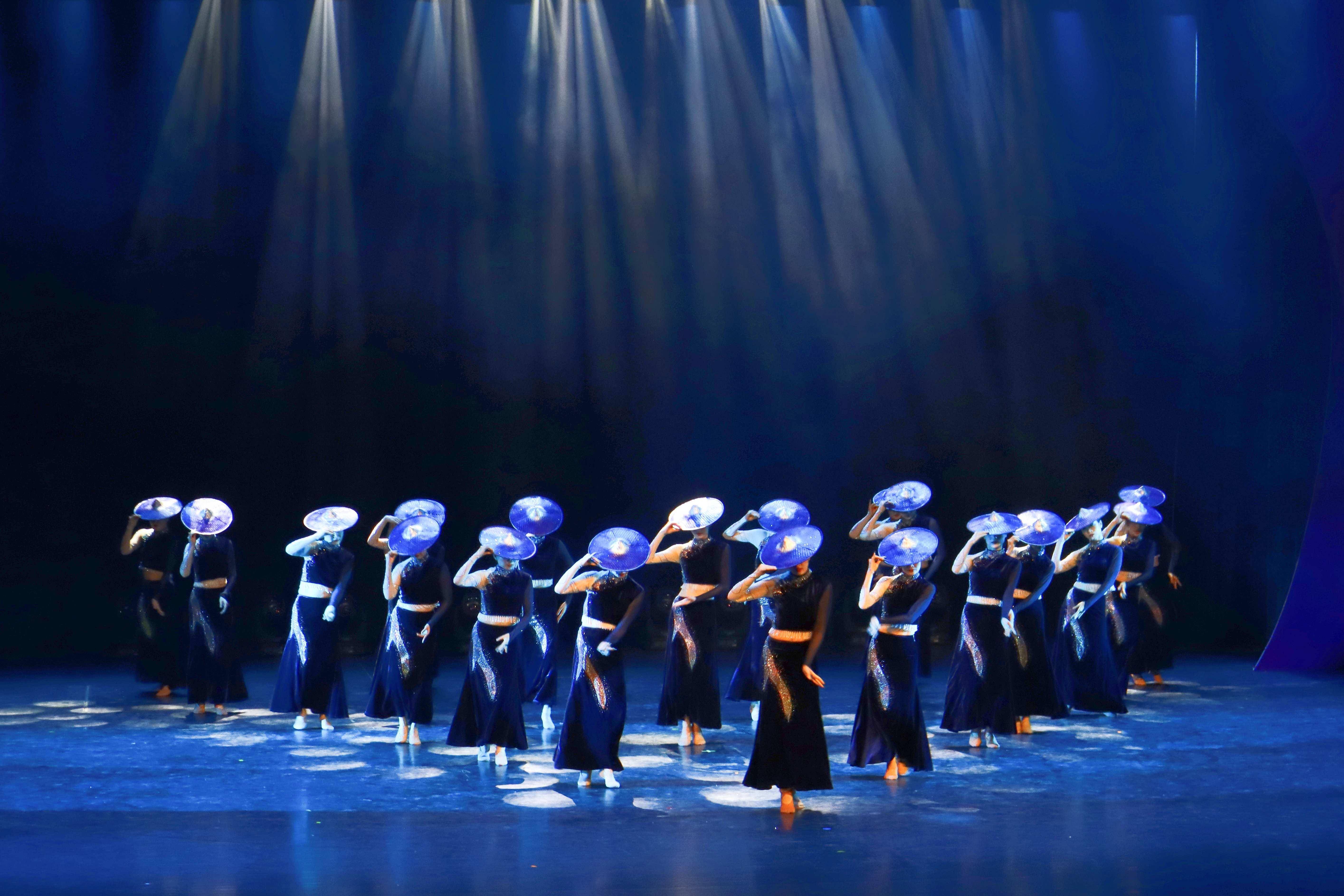 《畲寨飞出金凤凰》中的舞者身着凤凰装,表达着守望畲族传统文化愿