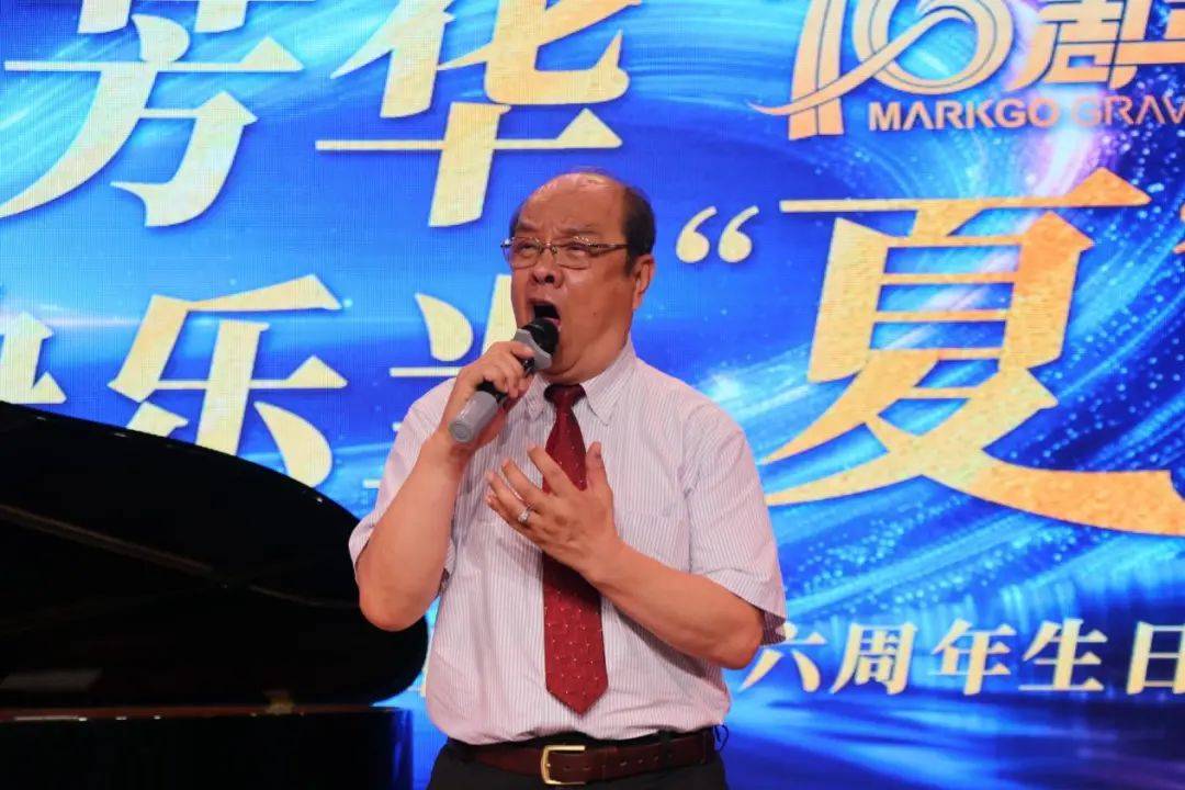 天津歌舞剧院国家一级演员,中国音协会员,男中音歌唱家,歌剧导演薛跃