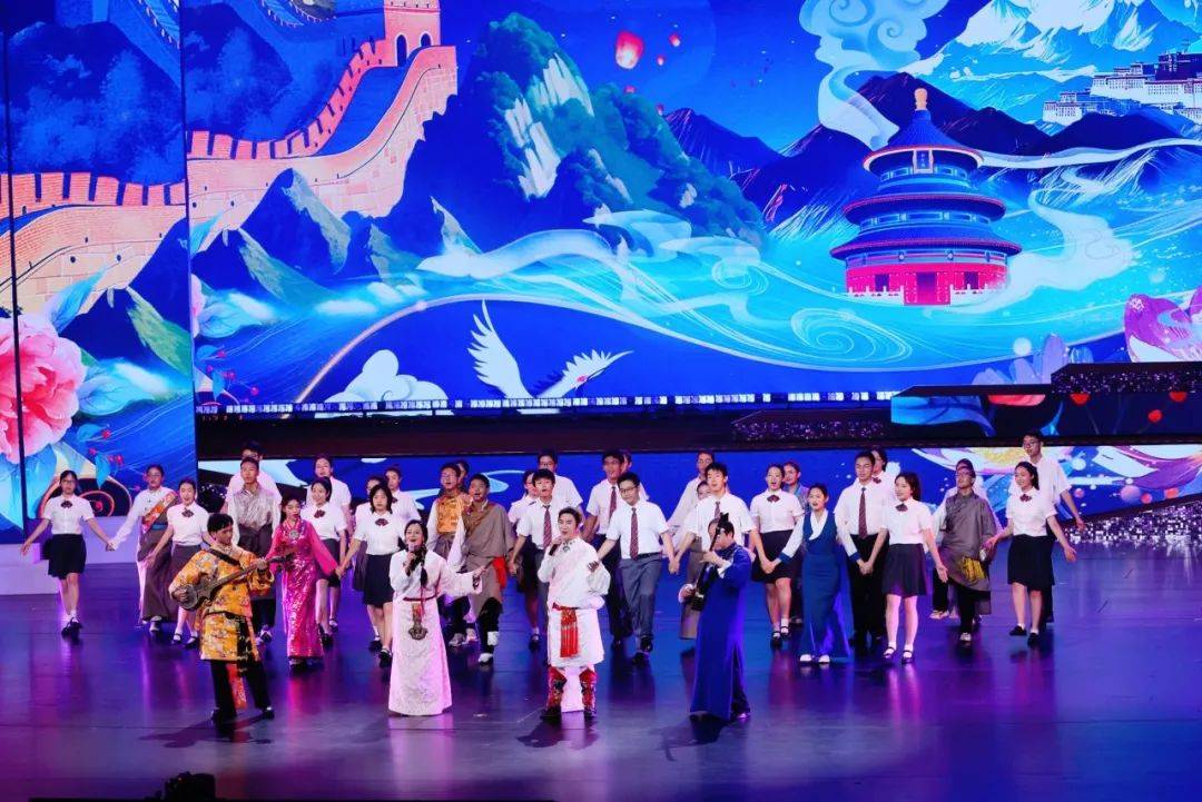 北京中学学生在国家大剧院参加纪念北京援藏30周年文艺演出