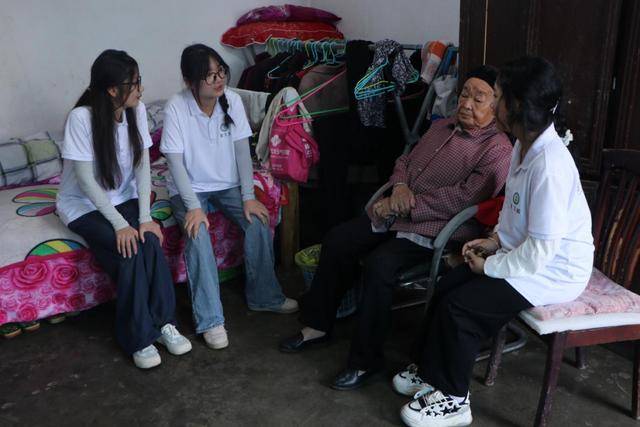 深入养老院 传递青春关怀——贵工程融媒体中心2024年暑期"三下乡"