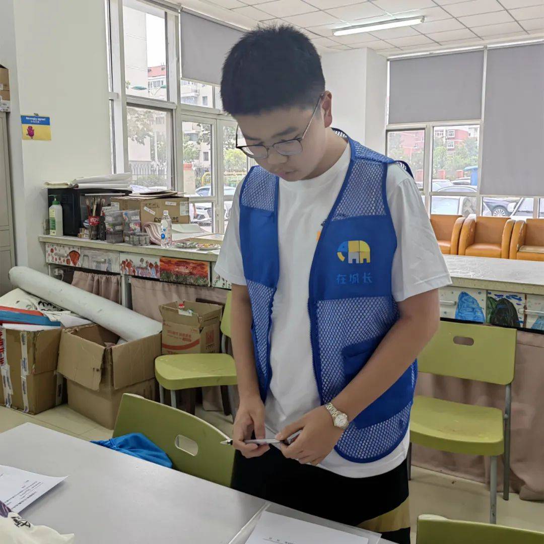 参与代表,高一10班臧君昊说:"在做志愿者的过程中,我认识了许多志同道