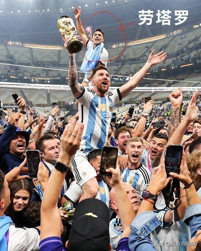 动人一幕!阿根廷夺冠劳塔罗抱头痛哭,完成救赎,让梅西破涕为笑