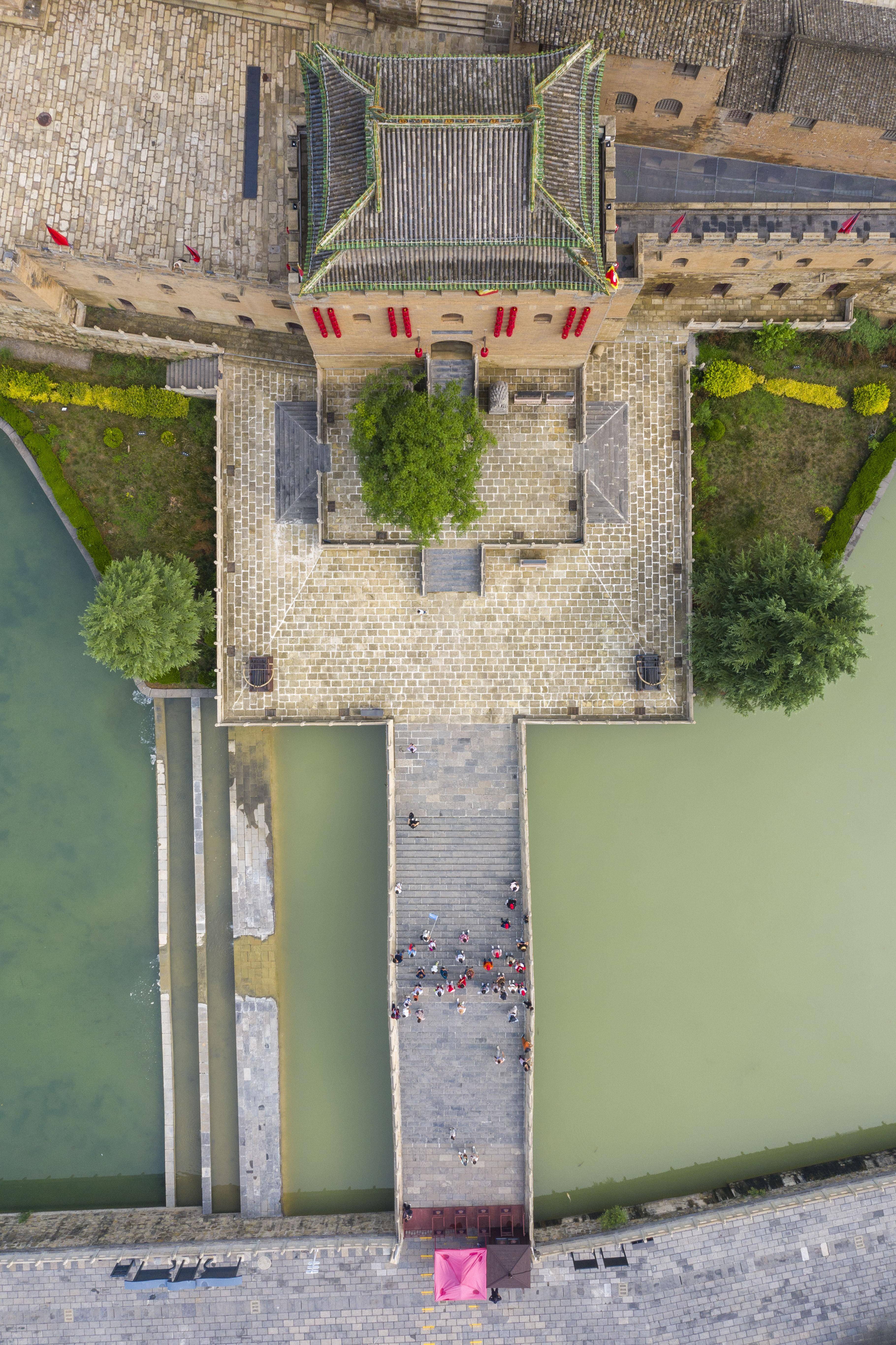 位于山西省晋城市沁水县的湘峪村是个依山而建的城堡式古村落至今仍较