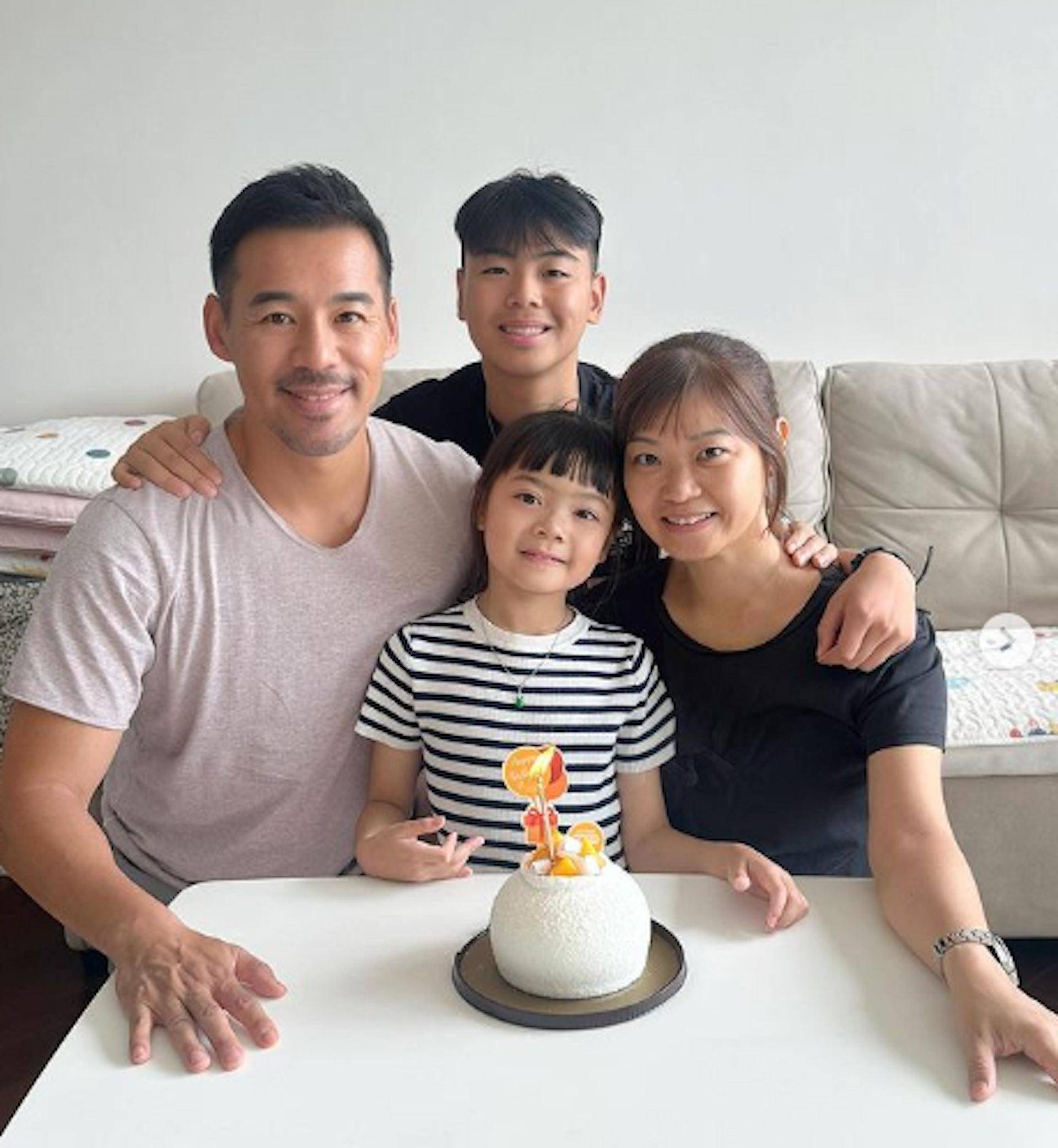 他4获提名与奖无缘,家庭幸福自称不能没有小孩,儿读名校女拍戏_徐荣