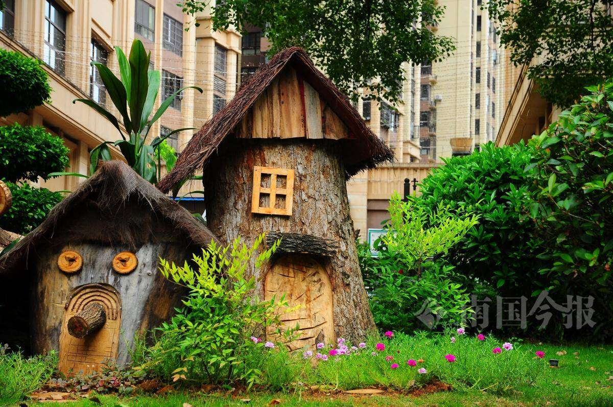 人员的手中经过创意组合,艺术加工,瞬间变成了生机勃勃的园林景观小品