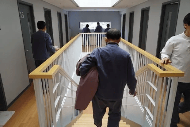韩国父母把自己关进监狱,为了能理解自己蛰居孩子的苦难… 啊?