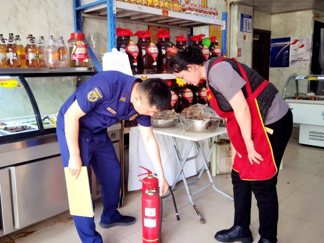 你好"火焰蓝"丨夏季防火"不停歇" 鹤岗支队开展沿街商铺消防安全检查