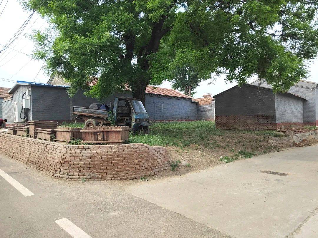 整修排水沟近日,有村民向杨家洼村委会反映,村北排水沟内杂草横生