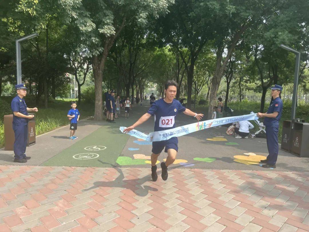 点燃热情 激发活力——朝阳支队"火焰蓝"长跑俱乐部全面启动_比赛