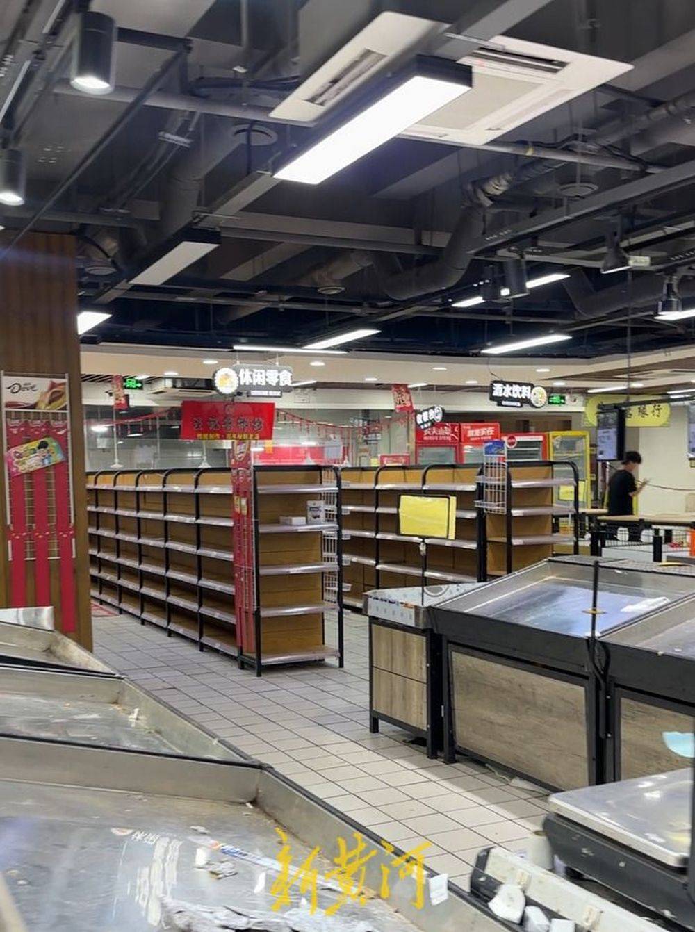 7月15日,记者来到海珀天沅店,一名在归仁超市内联营熟食的老板告诉