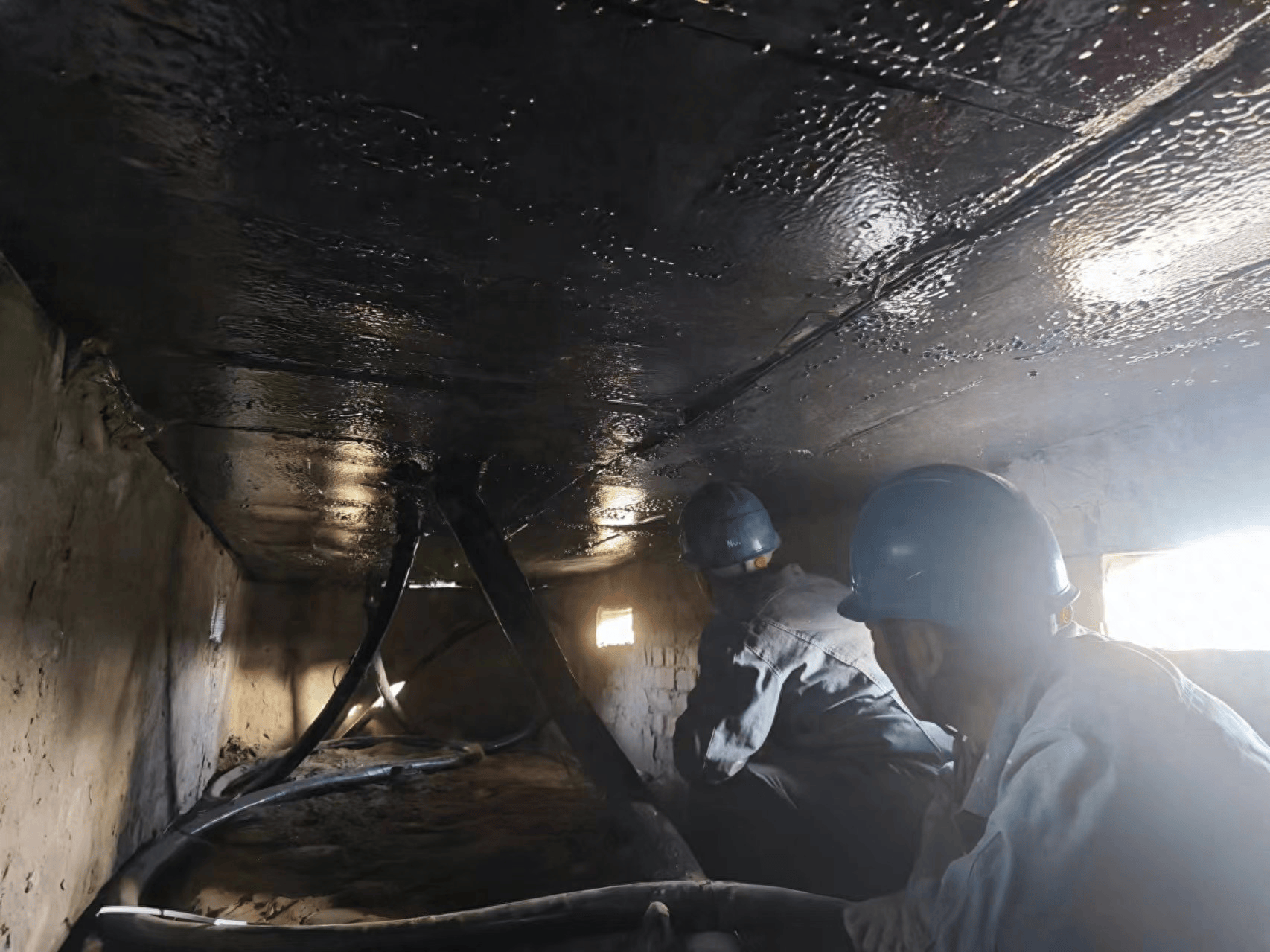 由于市政电缆井与雨污水连通,一旦暴雨天气造成城市排水不畅会对电力