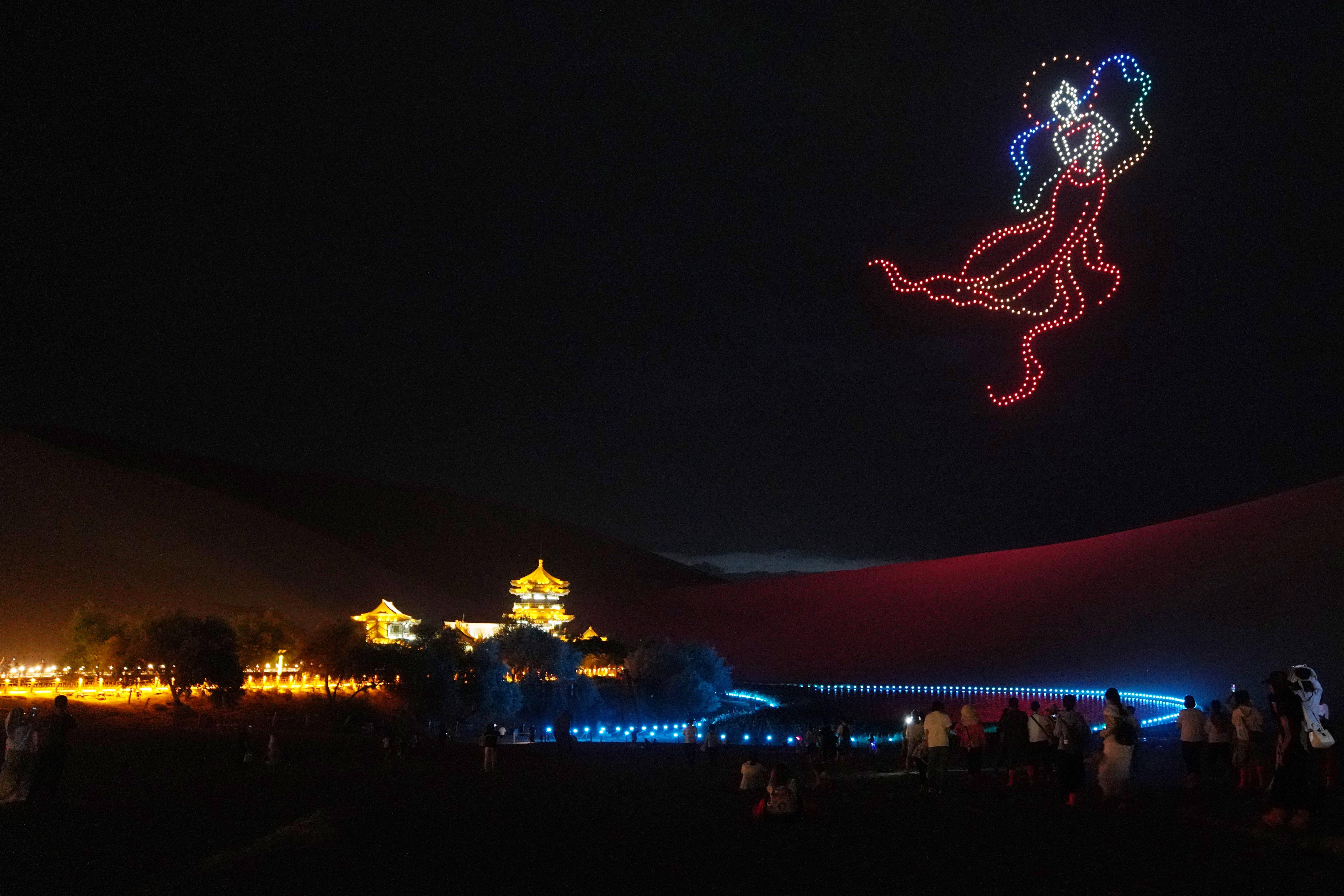 鸣沙山月牙泉夜景图片