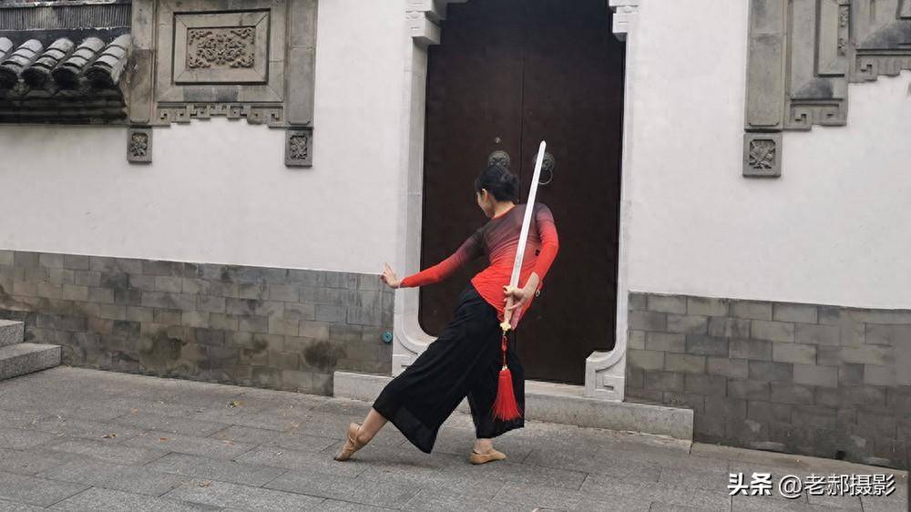 舞动传统之美:剑舞红衣 古韵今风_武术_庭院_文化